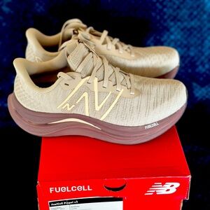Women’s New Balance Fuel Cell Propel V4 running shoes  Sz 7
